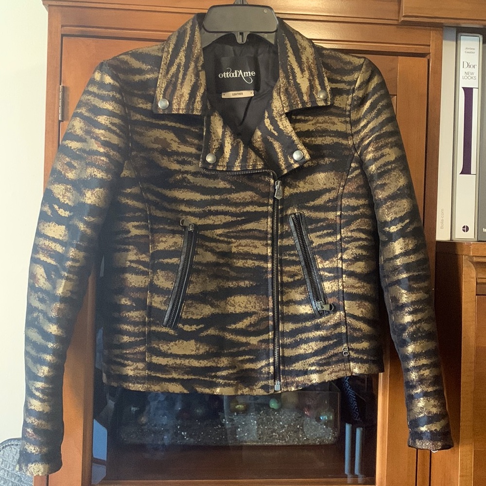 Ottod’Ame crop blazer. Size USA 6. Animal print embellished with leather. EUC.